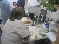 В лаборатории качества молока на комплексе беспривязного содержания