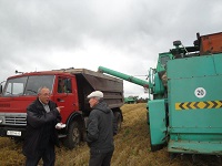 Районный корреспондент беседует с агрономом ООО им Кирова А.В.Бердниковым Районный корреспондент беседует с агрономом ООО им Кирова А.В.Бердниковым