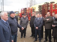 Участники совещания на машино_тракторном дворе в Мухинском
